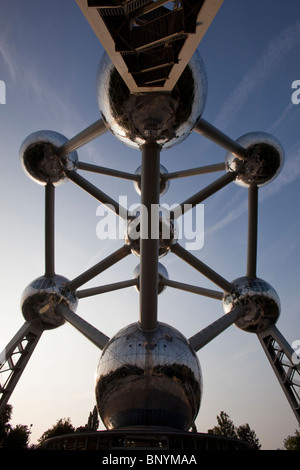 Basso angolo di visione del Atomium di Bruxelles in Belgio. Foto Stock