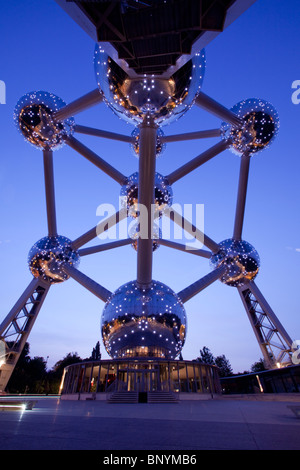 Basso angolo di visione del Atomium di Bruxelles di notte, Bruxelles, Belgio Foto Stock