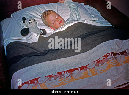 Suono addormentato ragazzo e la sua sveglio toy panda, c..1956 Foto Stock