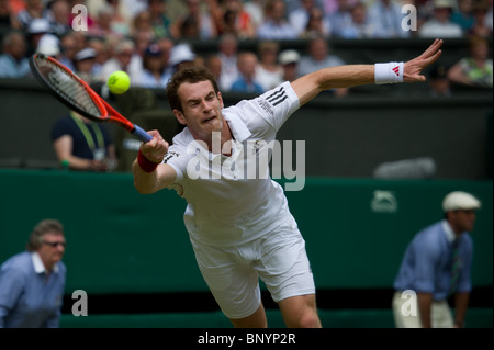 24 giugno 2010: Andy Murray v Jarkko NIEMINEN ha giocato sul Centre Court. Wimbledon torneo internazionale di tennis presso il tutto Foto Stock