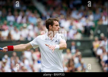 24 giugno 2010: Andy Murray v Jarkko NIEMINEN ha giocato sul Centre Court. Wimbledon torneo internazionale di tennis presso il tutto Foto Stock