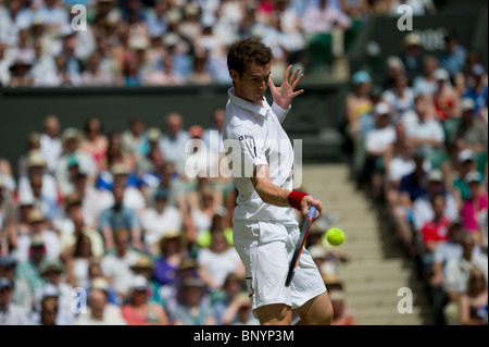 24 giugno 2010: Andy Murray v Jarkko NIEMINEN ha giocato sul Centre Court. Wimbledon torneo internazionale di tennis presso il tutto Foto Stock