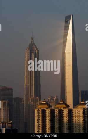 Il sole che riflette da il World Financial Center di Shanghai sulla torre di Jin Mao a Pudong Shanghai in Cina Foto Stock