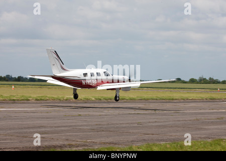 Piper PA-46-350P Malibu Mirage N113BP in volo circa a touchdown a Wickenby Airfield Foto Stock