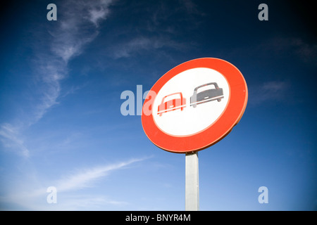 Nessun segno di sorpasso contro il cielo blu Foto Stock