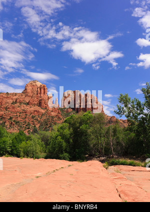 Sedona, in Arizona - Cattedrale Rock visto dalla pietra arenaria golena di Oak Creek, al Red Red Crossing. Il vecchio carro le vie in roccia Foto Stock