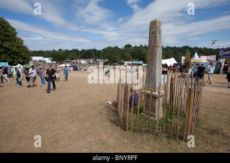 Obelisco di pietra al festival Latitude,Henham Park, Suffolk, Inghilterra. Foto Stock