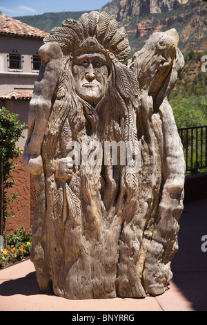 Sedona, in Arizona - scolpito in legno statua indiano, dal tronco di albero. Foto Stock