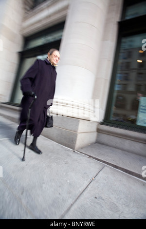 Donna anziana vestita di nero sulla Quinta Avenue di New York City, Stati Uniti d'America Foto Stock