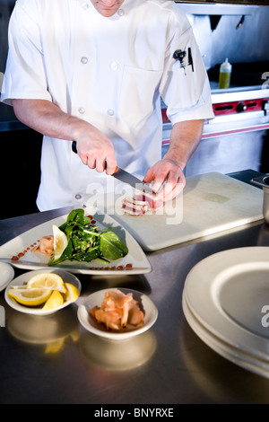 Chef di cucina commerciale preparazione entree Foto Stock