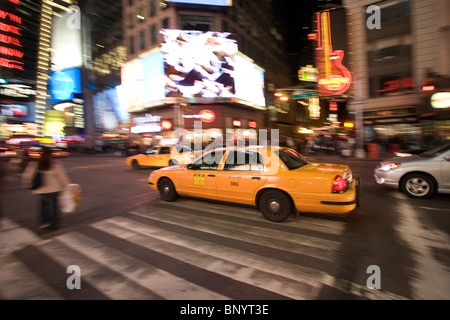 Times Square di notte, la città di New York, Stati Uniti d'America Foto Stock