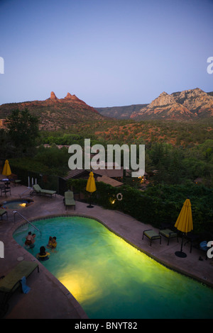 Sedona, in Arizona - Orchard Inn area piscina dal balcone della camera rivolta verso Oak Creek e il Red Rock opinioni. Nuoto dopo il tramonto. Foto Stock