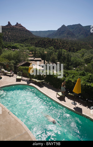 Sedona, in Arizona - Orchard Inn area piscina dal balcone della camera rivolta verso Oak Creek e il Red Rock opinioni. Nuoto in mattina. Foto Stock