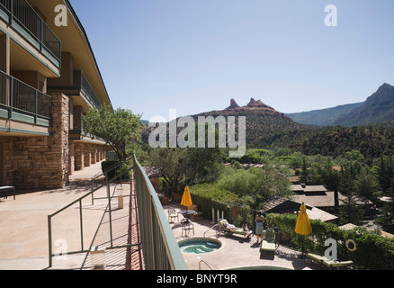 Sedona, in Arizona - Orchard Inn Suites area piscina vista dal balcone della camera rivolta verso Oak Creek e il Red Rock opinioni. Foto Stock