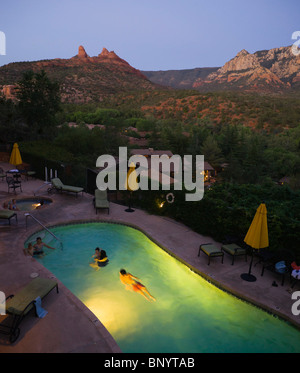 Sedona, in Arizona - Orchard Inn area piscina dal balcone della camera rivolta verso Oak Creek e il Red Rock opinioni. Nuoto dopo il tramonto. Foto Stock