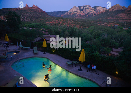 Sedona, in Arizona - Orchard Inn area piscina dal balcone della camera rivolta verso Oak Creek e il Red Rock opinioni. Nuoto dopo il tramonto. Foto Stock