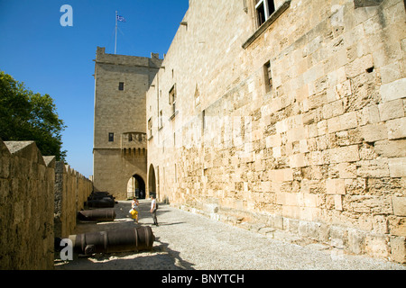 La parete esterna dei bastioni e il palazzo dei Gran Maestri, Rodi, Rodi, Grecia Foto Stock