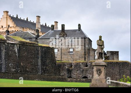 Statua di Robert the Bruce sul castello spianata del castello di Stirling, Scozia, Regno Unito Foto Stock