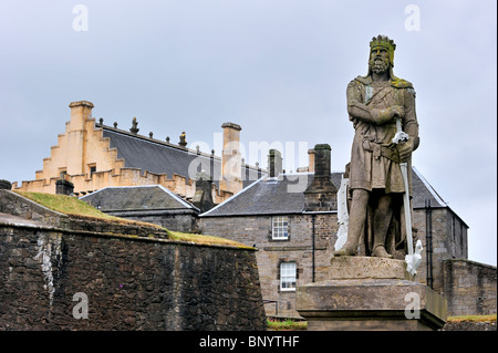 Statua di Robert the Bruce sul castello spianata del castello di Stirling, Scozia, Regno Unito Foto Stock