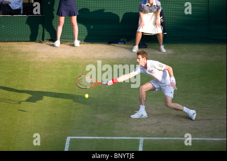 26 giugno 2010: Andy Murray(GBR)[4] anom. Gilles Simon(FRA)[26] sul Centre Court. Wimbledon torneo internazionale di tennis tenuto Foto Stock