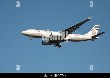 Etihad Airways Airbus A330-243 sull approccio finale all'aeroporto di Heathrow Foto Stock