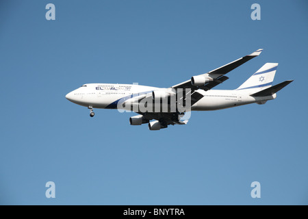 Elal Boeing 747-400 su aeromobili approccio finale all'aeroporto di Heathrow Foto Stock