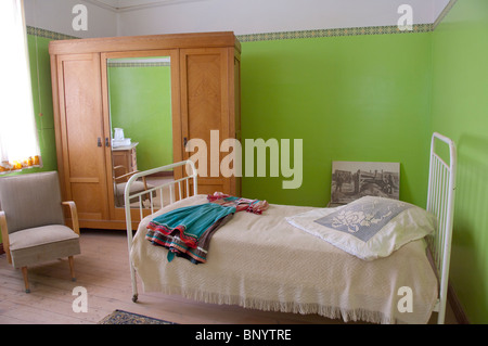 Africa, Namibia, Luderitz. Kolmanskop, ex diamond città mineraria abbandonata nel 1940. Proprietari di negozi house, camera da letto. Foto Stock