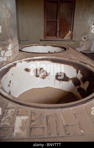 Africa, Namibia, Luderitz. Kolmanskop, ex diamond città mineraria abbandonata nel 1940. Schlachterei, macelleria. Foto Stock