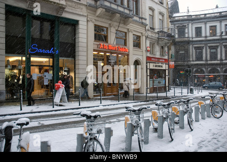 A La Mort Subite (Morte Improvvisa) ristorante birreria a Bruxelles in inverno Foto Stock