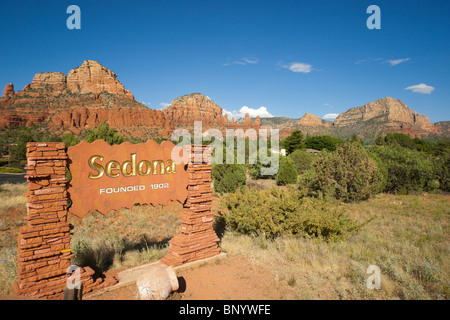 Sedona, in Arizona - Sedona città limiti segno entrando da sud sulla 179, benvenuto, fondata 1902, con il red rock vista. Foto Stock