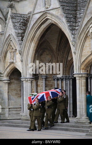 Funerale militare bara del grande Josh Bowman !Battaglione st Royal Gurkha fucili uccisi in Afghanistan in corso Foto Stock