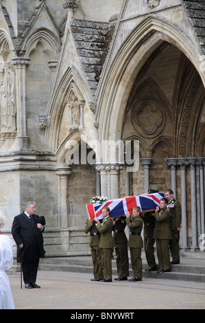 Funerale militare bara del grande Josh Bowman !Battaglione st Royal Gurkha fucili uccisi in Afghanistan in corso Foto Stock