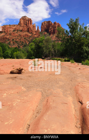 Sedona, in Arizona - Cattedrale Rock visto dalla pietra arenaria golena di Oak Creek, al Red Red Crossing. Il vecchio carro solchi nella roccia. Foto Stock