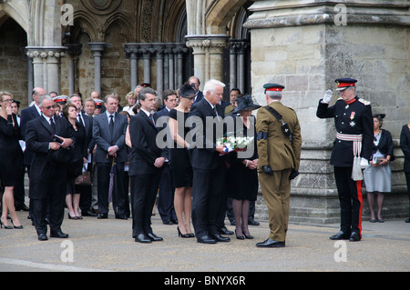 Funerale militare di grande Josh Bowman uccisi in Afghanistan la bandiera europea il suo cap & medaglie che è stato rimosso dalla bara Foto Stock