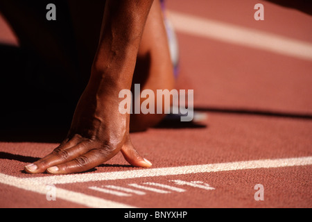Dettaglio del velocista mano alla linea di partenza. Foto Stock