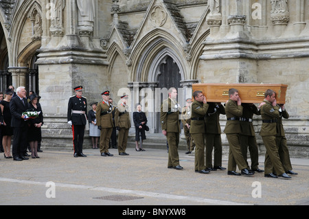 Funerale militare di grande Josh Bowman uccisi in Afghanistan la bandiera europea il suo cap & medaglie che è stato rimosso dalla bara Foto Stock