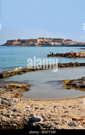 Una vista del Castello Fortezza nel suo promontorio nel cuore della città di Rethymnon, Creta, da una piccola baia utilizzato per l'occidente. Foto Stock