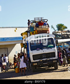 In Taxi-brousse presso il deposito di Toliara, con passeggeri accumulando le loro merci sul tetto. Toliary fka Tulear, Atsimo Andrefana, a sud-ovest del Madagascar. Foto Stock