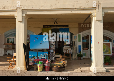 Negozio di arte al Kings Road archi, sulla spiaggia di Brighton Foto Stock