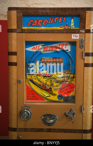 Penny slot machine nelle memorie meccanica Museo di divertimenti, Kings Road archi, Brighton Foto Stock