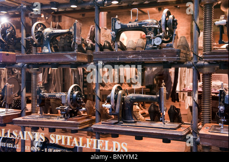 Antiche macchine da cucire sul display nella vetrina di un negozio in Brighton Foto Stock