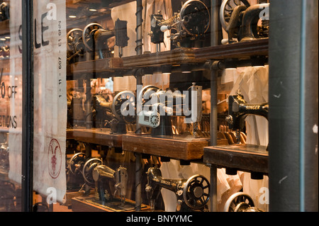 Antiche macchine da cucire sul display nella vetrina di un negozio in Brighton Foto Stock