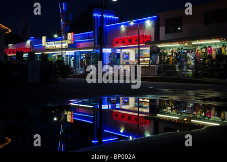 Hellas ristorante e panetteria con riflessi in acqua piovana lungo Dodecaneso Blvd vicino al dock di spugna in Tarpon Springs, in Florida Foto Stock