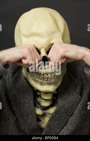 A piangere la morte contro uno sfondo scuro - un ritratto Foto Stock