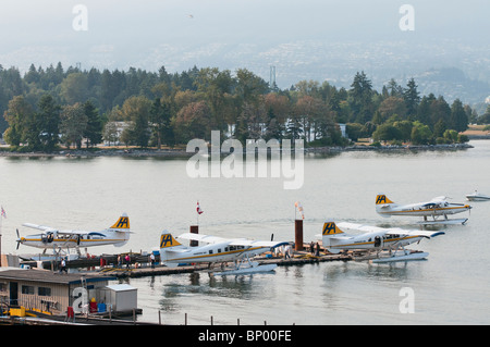 Un elevato angolo di vista del porto di quattro idrovolanti aria (de Havilland Canada DHC-3T ) in Coal Harbour, Vancouver, Canada. Foto Stock