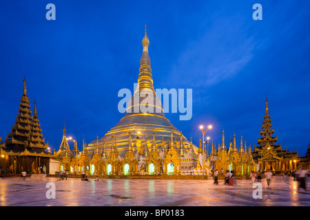 Vista della Shwedagon pagoda al crepuscolo, Yangon, Myanmar Foto Stock