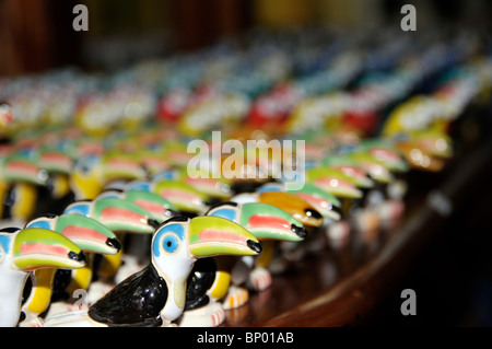 Miniatura tucani in ceramica, Parque das Aves regali, di Foz do Iguaçu, Parana, Brasile Foto Stock