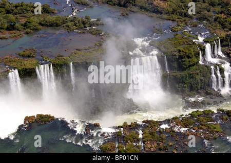 Vista aerea di Iguassu Falls, di Foz do Iguaçu, Parana, confine tra Brasile e Argentina Foto Stock