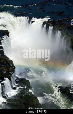Vista aerea di Iguassu Falls, con arcobaleno, Iguassu parco nazionale , Argentina e Brasile Foto Stock