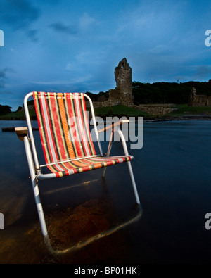 Una sedia a sdraio nel fiume vicino Ogmore Castle Foto Stock